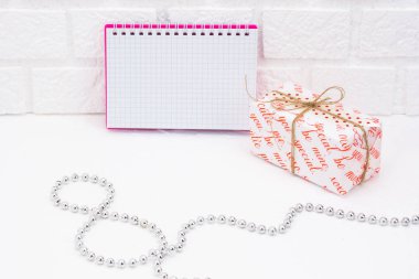 Dünya Kadınlar Günü Festival kompozisyon. İmza defter, boncuk sekiz rakamı şeklinde kutular hediye ile yerleştirilir. Arka plan ışık tuğla duvar