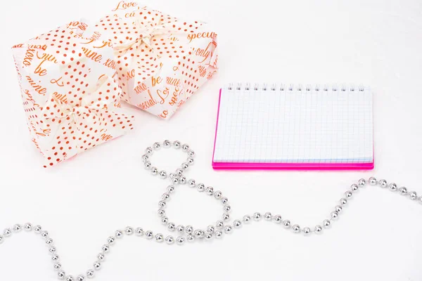 Dünya Kadınlar Günü Festival kompozisyon. İmza defter, boncuk sekiz rakamı şeklinde kutular hediye ile yerleştirilir. Arka plan ışık tuğla duvar