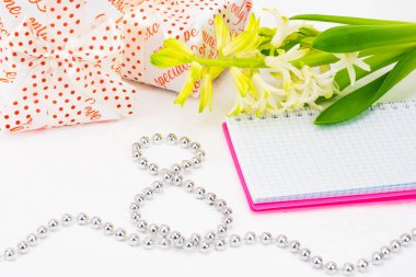 Dünya Kadınlar gününde romantik selamlar. Vintage sarmalayıcı bahar çiçeklenir. Bir tencerede beyaz sümbül. Hediyeler şenlikli ambalaj kutuları. Defter pembe bir kapak ile imza için bir yer yoktur. Gümüş boncuk kaplı 8 bul. Kavramı o