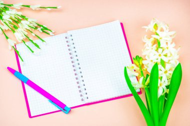 Bahar ruh. Kadınlar Günü kavramı. Kalem, imzalamak için bir yer ile not etmek. Pembe bir arka plan, Mart 8, Natürmort