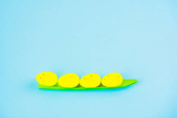 Easter Egg Pod Concept Painted Yellow Eggs Krashenka Lie Green — Stock Photo, Image