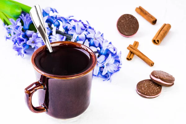 Clay Brązowy Kubek Gorącą Kawę Tle Wiosennych Kwiatów Hiacynt Niebieski — Zdjęcie stockowe