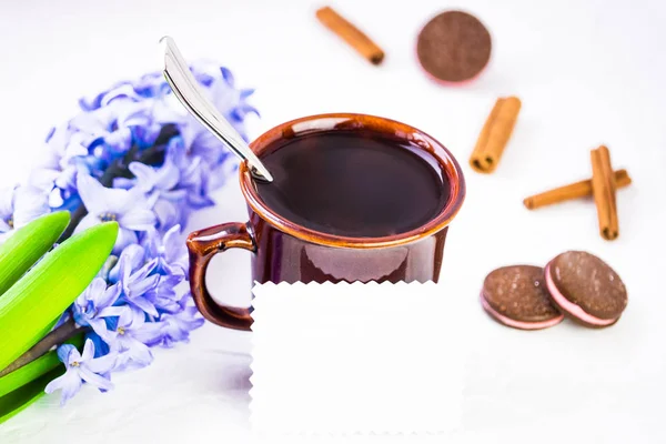 Clay Brązowy Kubek Gorącą Kawę Tle Wiosennych Kwiatów Hiacynt Niebieski — Zdjęcie stockowe