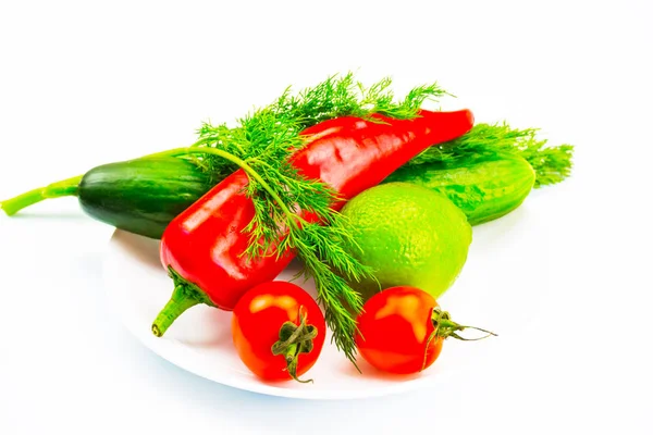 Набор Свежих Овощей Белой Тарелке Приготовления Овощного Вегетарианского Греческого Салата — стоковое фото