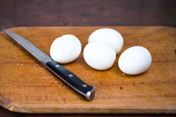 Huevos Cocidos Una Tabla Madera Junto Cuchillo Fondo Oscuro — Foto de Stock