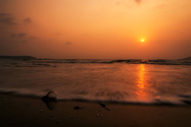 Sahilde dalgalar halinde hareket terk bir ampul