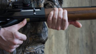 av için hazırlanıyor. 12 av tüfeği ile mermi göstergesi. İlkbahar veya sonbaharda avcılık hazırlık.