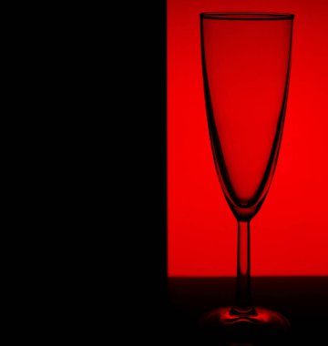 Cam veya stemware alkol şarap, viski, cin, bira, ROM, votka, viski, konyak, içki, brendi, pelin veya kokteyl kırmızı arka plan ile. Bir kafe, Restoran, gece kulübü ya da disco barda camına.