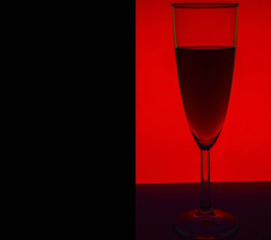 Cam veya stemware alkol şarap, viski, cin, bira, ROM, votka, viski, konyak, içki, brendi, pelin veya kokteyl kırmızı arka plan ile. Bir kafe, Restoran, gece kulübü ya da disco barda camına.