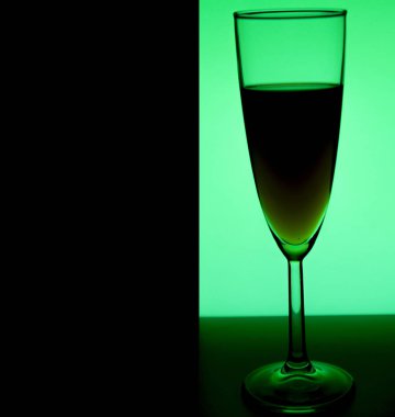 Cam veya stemware alkol şarap, viski, cin, bira, ROM, votka, viski, konyak, likör, brendi, pelin veya kokteyl siyah yeşil zemin üzerine. Bir kafe, Restoran, gece kulübü ya da disco barda camına.