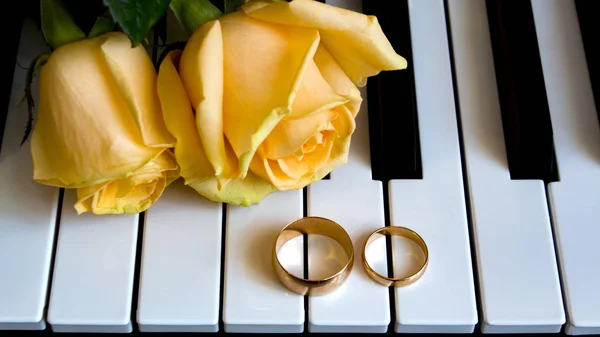 Gift Beloved Woman Yellow Roses Lie Piano Engagement Ring Wedding — Stock Photo, Image