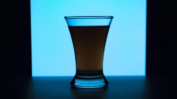 알코올 위스키 보드카 스카치 브랜디 압생트 파란색 배경에 칵테일을 유리잔 — 스톡 사진