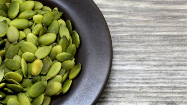 ahşap arka plan üzerinde plaka üzerinde kabak Mısır gevreği