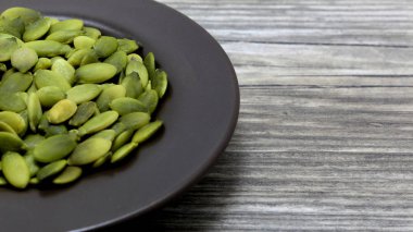 ahşap arka plan üzerinde plaka üzerinde kabak Mısır gevreği