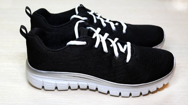 Siyah spor UNISEX spor ayakkabı beyaz sole ve w beyaz dantel — Stok fotoğraf