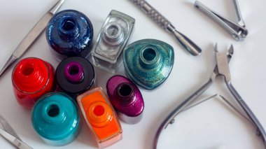 Dağınık oje Güzellik Salonu ve Güzellik Salonu manikür ve pedikür araçlarıyla. Renk oje manikür ve pedikür için seçimi. Manikür beyaz bir tablo için Lehçe jel.