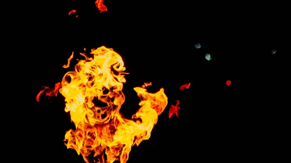 Geist in Form von Feuer. Flammen auf schwarzem Hintergrund. Feuer auf schwarzem Hintergrund isoliert. Brandmuster. — Stockfoto