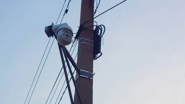 Tracking. Total control over people. Police surveillance.Security camera on the pole. Street video surveillance. eye of God. — Stock Photo, Image