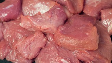 Aşçı tarafından restoranda et yemekleri hazırlanmaktadır. Çiftlikten organik et. Öğle yemeği için yemek pişirme gurmeler için kırmızı et taze diyet. Siyah tahta üzerinde kırmızı et. Barbekü veya Kebap için billet