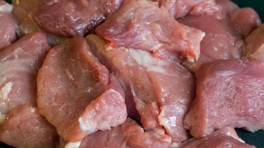 Aşçı tarafından restoranda et yemekleri hazırlanmaktadır. Çiftlikten organik et. Öğle yemeği için yemek pişirme gurmeler için kırmızı et taze diyet. Siyah tahta üzerinde kırmızı et. Barbekü veya Kebap için billet