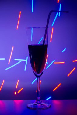 Bir kafe, restoran, gece kulübü veya disko barda bir bardak. Cam veya kök alkol veya renkli bir arka plan üzerinde bir kokteyl ile.