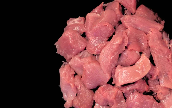 Carne alla lavagna. Maiale affettato. Filetto tritato. Billette per barbecue o kebab. Carne tagliata. Pezzi su una lavagna. Lo chef prepara piatti a base di carne nel ristorante . — Foto Stock