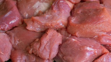 Çiğ et. Restoranda şef tarafından et yemekleri hazırlanmaktadır. Dilimlenmiş domuz eti. Kıymalı fileto. Barbekü veya kebap için hazırlık. Et kes. Tahtadaki parçalar. Domuz bonfile.