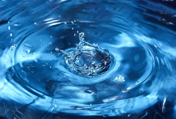 Una gota de agua. Gota de agua azul. Caída de agua. Salpicadura de agua primer plano . —  Fotos de Stock