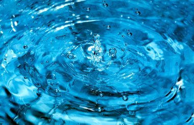 Su sıçraması yakın çekim. Bir damla su. Mavi su damlası. Düşen su.