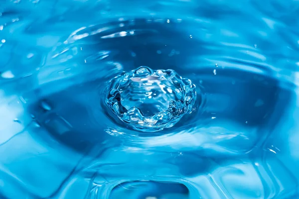 Salpicadura de agua de cerca. Una gota de agua. Gota de agua azul. Caída de agua . —  Fotos de Stock