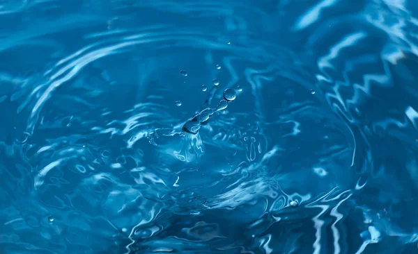 Una gota de agua. Gota de agua azul. Caída de agua. Salpicadura de agua primer plano . —  Fotos de Stock