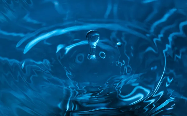 물 방울. 블루 워터 드롭. 떨어지는 물. 물 튀김 클로즈업. — 스톡 사진
