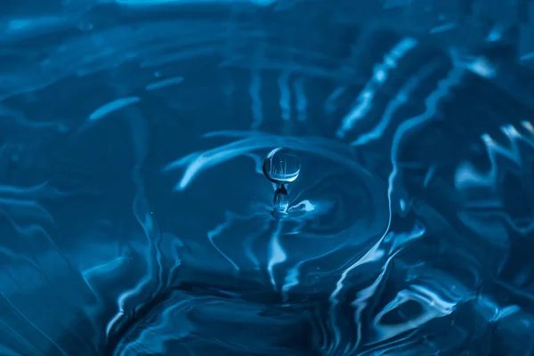 물 방울. 블루 워터 드롭. 떨어지는 물. 물 튀김 클로즈업. — 스톡 사진