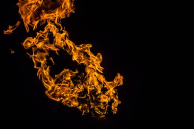 Siyah arka planda ateş alevler. siyah arka plan izole ateş. Yangın desenleri