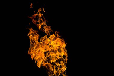 Siyah arka planda ateş alevler. siyah arka plan izole ateş. Yangın desenleri