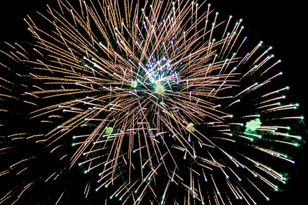 Salut, Feuerwerk am Nachthimmel. Pyrotechnik-Show im Urlaub. Explosion vieler Feuerwerkskörper. — Stockfoto