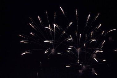 Selam, gece gökyüzünde havai fişekler. Tatilde piroteknik gösterisi. Birçok havai fişek patlaması.