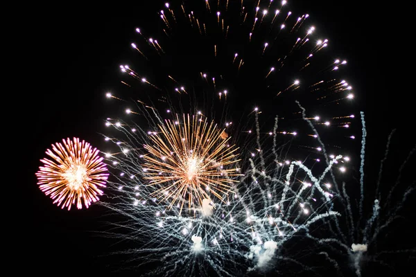 Salut, Feuerwerk am Nachthimmel. Pyrotechnik-Show im Urlaub. Explosion vieler Feuerwerkskörper. — Stockfoto