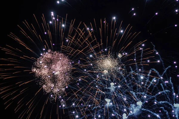 Salut, Feuerwerk am Nachthimmel. Pyrotechnik-Show im Urlaub. Explosion vieler Feuerwerkskörper. — Stockfoto