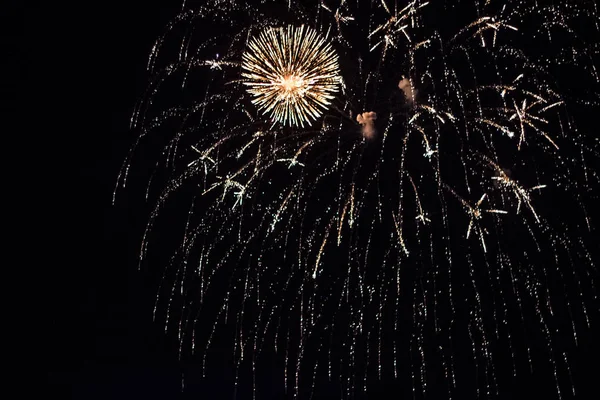 Salut, Feuerwerk am Nachthimmel. Pyrotechnik-Show im Urlaub. Explosion vieler Feuerwerkskörper. — Stockfoto