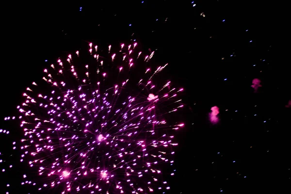 Salute, fuochi d'artificio nel cielo notturno. Spettacolo pirotecnico in vacanza. Esplosione di molti petardi . — Foto Stock