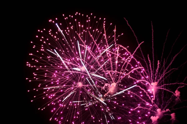 Salute, fuochi d'artificio nel cielo notturno. Spettacolo pirotecnico in vacanza. Esplosione di molti petardi . Foto Stock