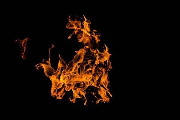 Vuur vlammen op zwarte achtergrond. brand op zwarte achtergrond isolat — Stockfoto
