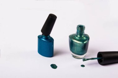 beyaz bir arka plan izole üzerinde manikür için jel Lehçe, boşluk ile. Güzellik salonunda dağınık oje. Manikür veya pedikür için renk oje seçimi.