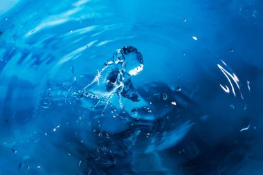 Bir damla su. Mavi su damlası. Düşen su. Su sıçrama clos