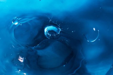 Bir damla su. Mavi su damlası. Düşen su. Su sıçrama clos