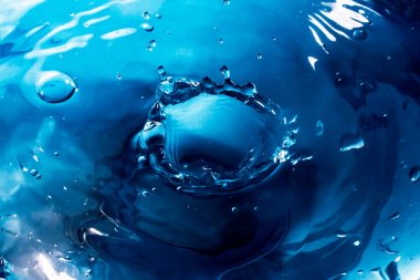 Bir damla su. Mavi su damlası. Düşen su. Su sıçrama clos