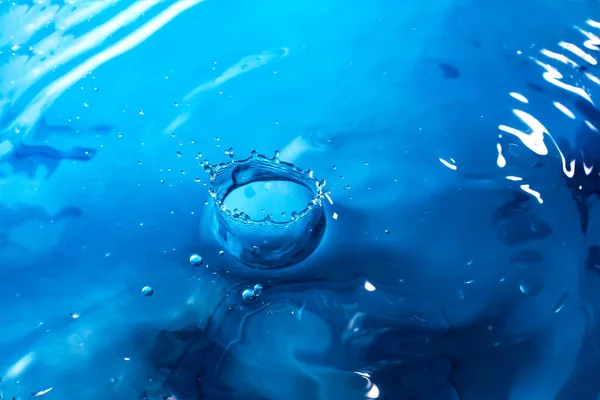 물 방울. 블루 워터 드롭. 떨어지는 물. 물 튀김 클로 — 스톡 사진