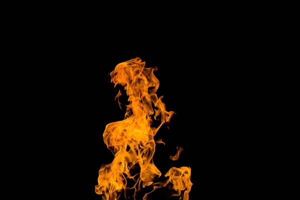 Пламя огня на черном фоне. огонь на черном фоне изолирован. огненные шаблоны — стоковое фото