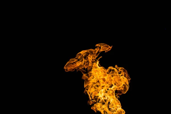 Llamas de fuego sobre fondo negro. fuego sobre fondo negro aislado. patrones de fuego — Foto de Stock